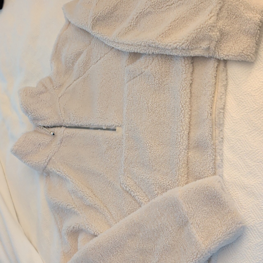 Lululemon Scuba Fleece Half Zip. M/L. Ivory Color.